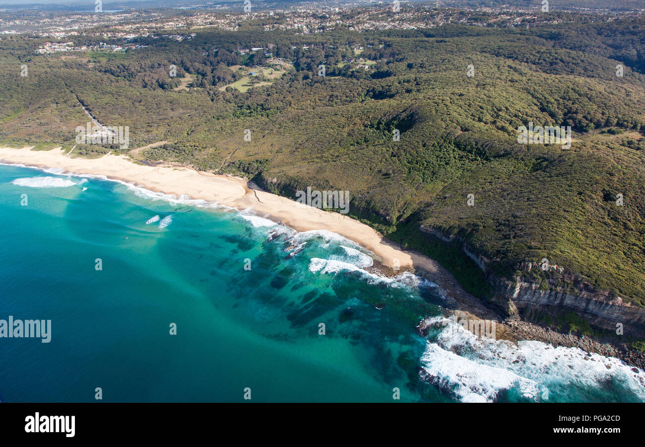 Luftaufnahme von Dudley Strand - Newcastle, Australien. Dieser Strand wird durch State Park umgeben und ist ein beliebter Strand für Surfer und Strandurlauber. Stockfoto