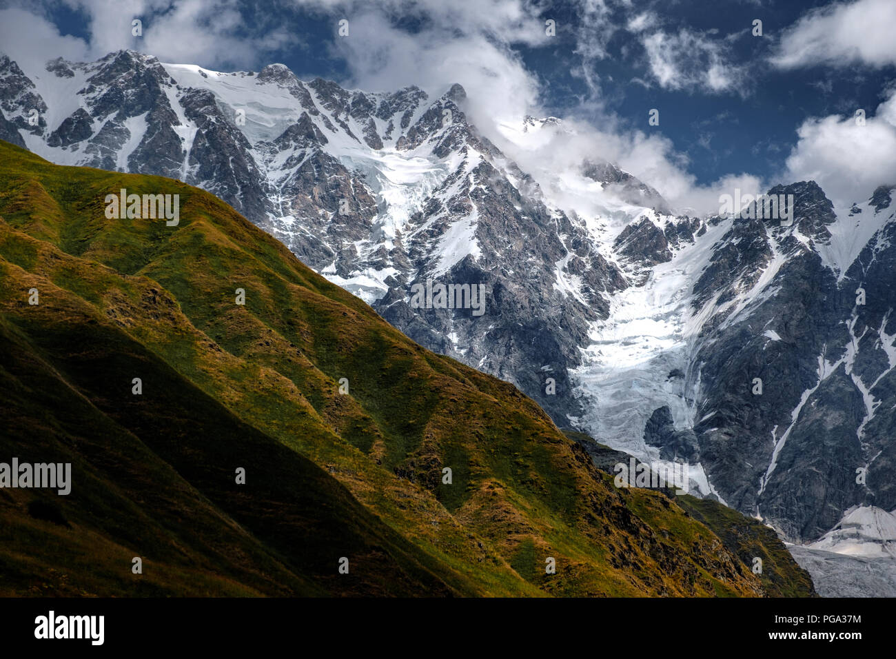 Auf die Landschaft der Berge mit Wiesen und Gletscher, Kazbegi National Park, Land von Georgia Stockfoto