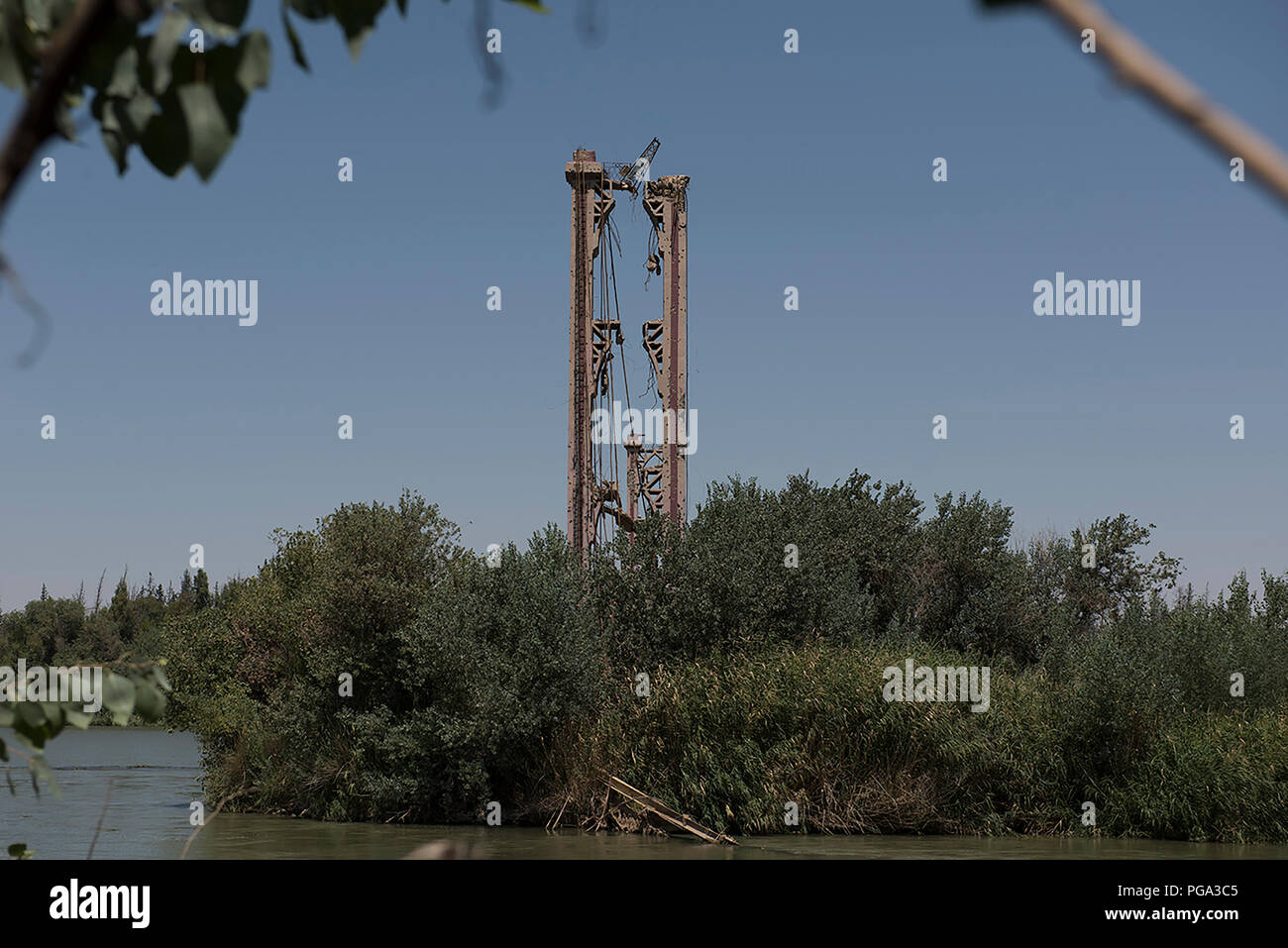 Dieses Bild zeigen, was bleibt vom Deir ez-Zor Suspension Bridge Stockfoto