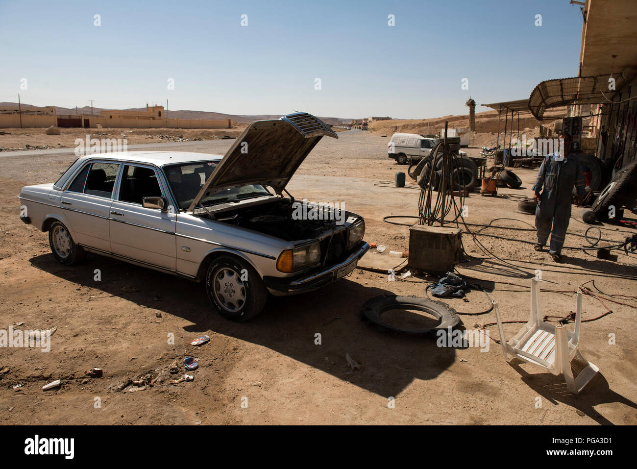 Ein defektes Auto auf der Hauptstraße zwischen Palmyra-Der zoor Syrien 2018 Stockfoto