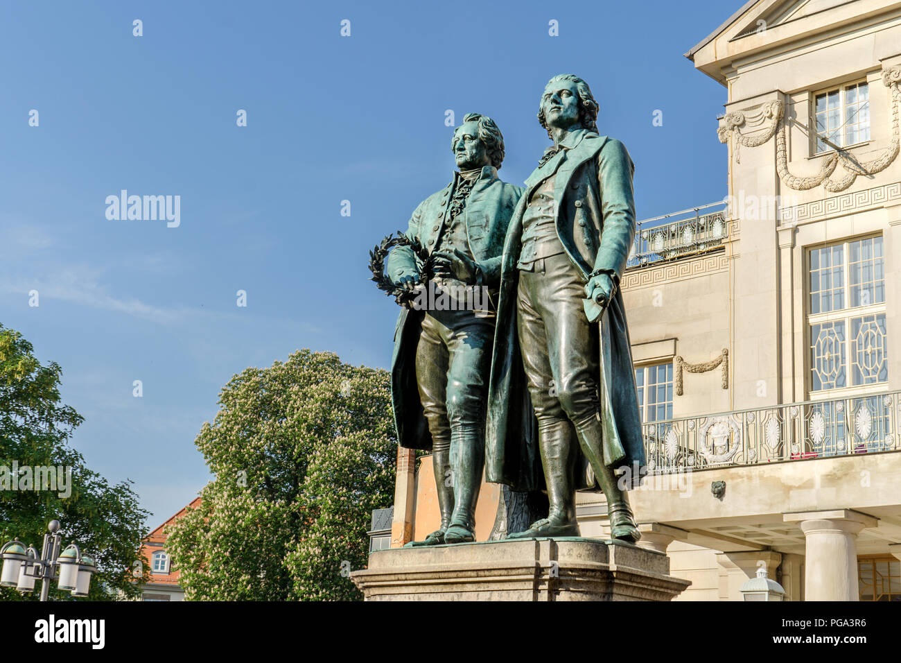 Goethe und Schiller Denkmal vor dem Nationaltheater in Weimar. Stockfoto