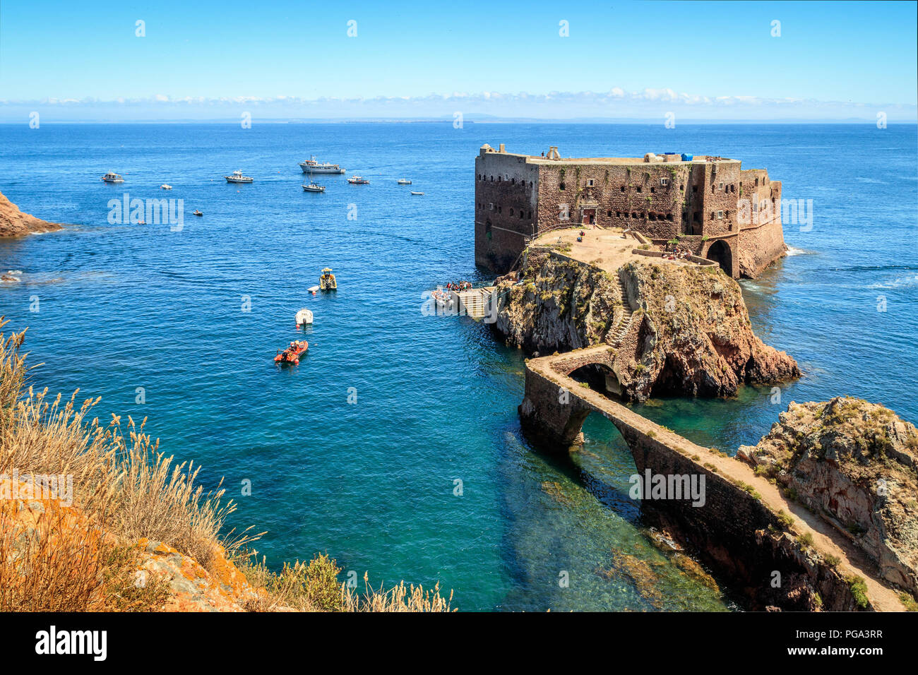 Forte São João Baptista das Berlengas, kom Barcos ancorados, Visto da Ilha da Berlenga com a Costa de Peniche ao Fundo. - 09/07/2017 Stockfoto