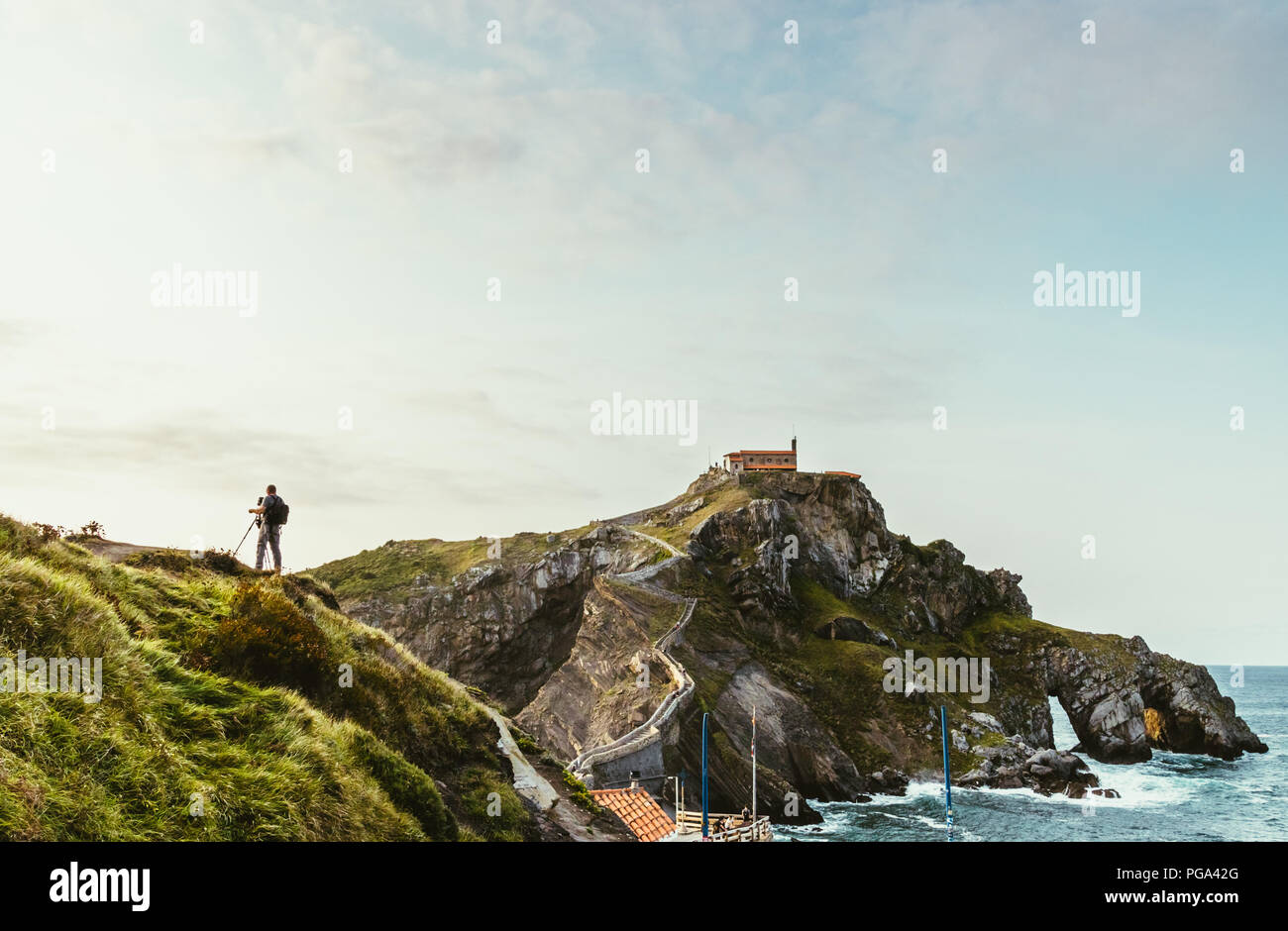 Fotografen arbeiten auf der Oberseite der Berg vor Gaztelugatxe Insel, Bilbao im Norden Spaniens Stockfoto