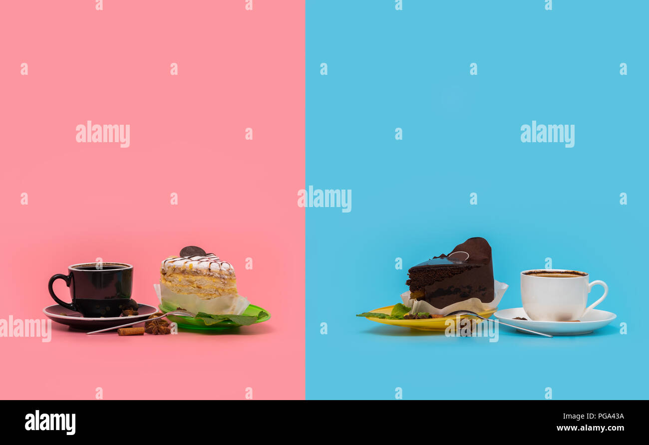 Zwei kontrastierende Farben der Tassen neben verschiedenen Schichten des Kuchens mit Zuckerguss über die Hälfte Hälfte blau rosa Hintergrund Stockfoto