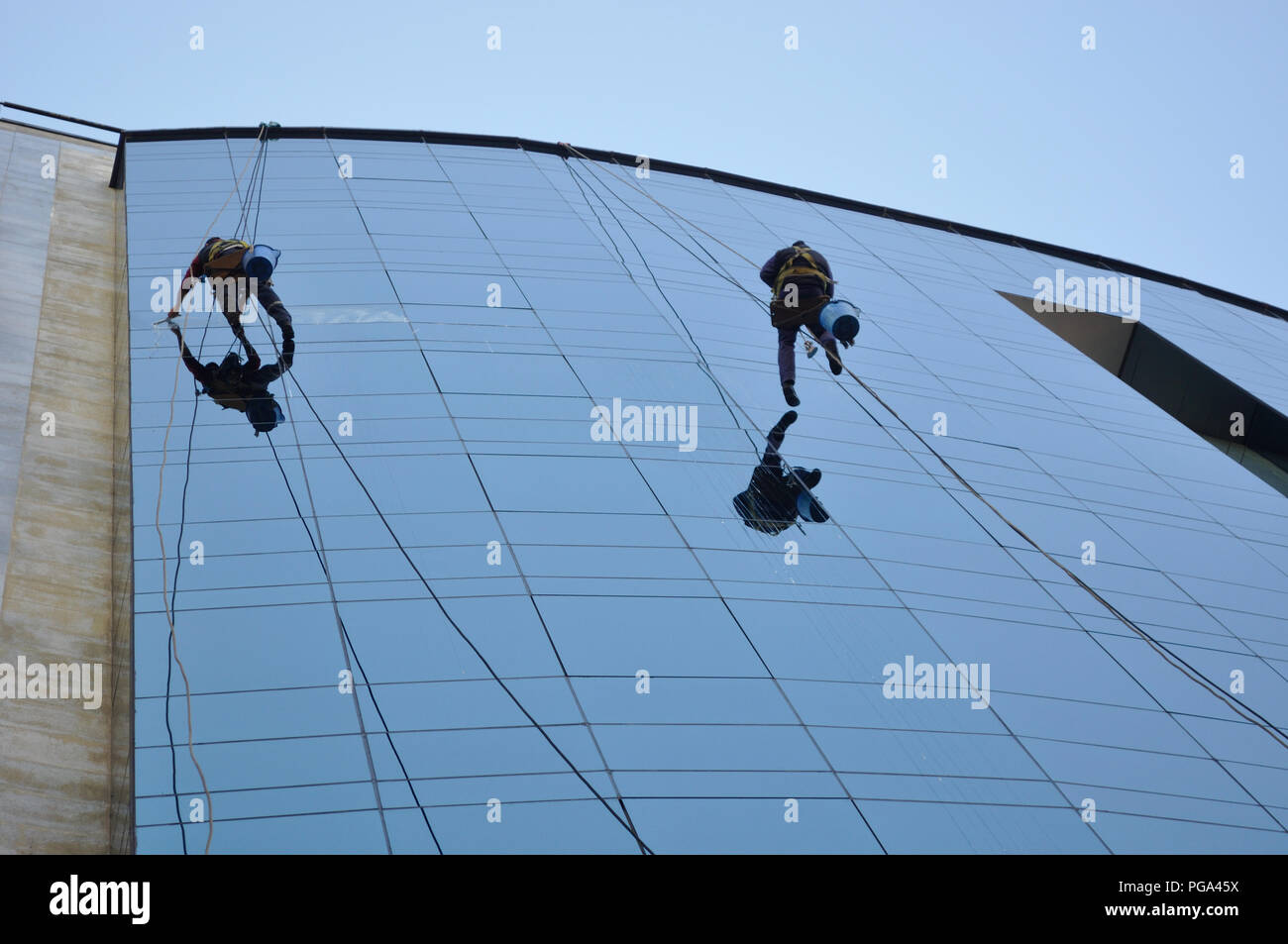 Zwei Männer windows Reinigung auf dem Glas vor einem Gebäude in Buenos Aires Stockfoto