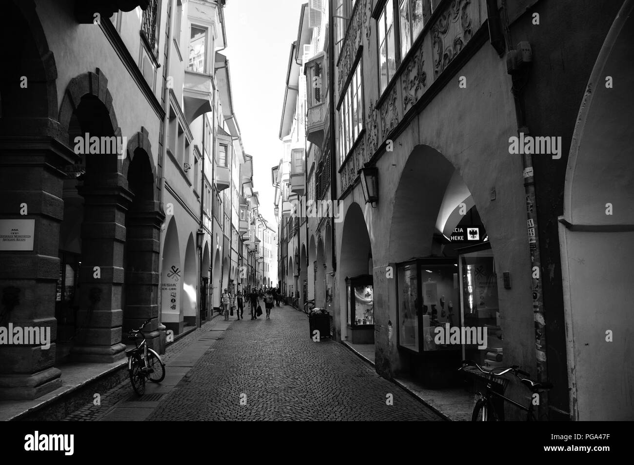 Bozen, Italien - 20 SEPTEMBER 2016: typische Szene, in der historischen Altstadt von Bozen, Südtirol, Monochrom Stockfoto