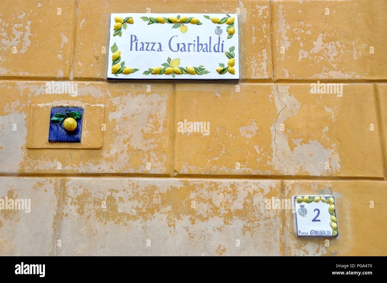 Wunderschön eingerichtete Straßenschild in Limone sul Garda, Lago di Garda, Italien Stockfoto