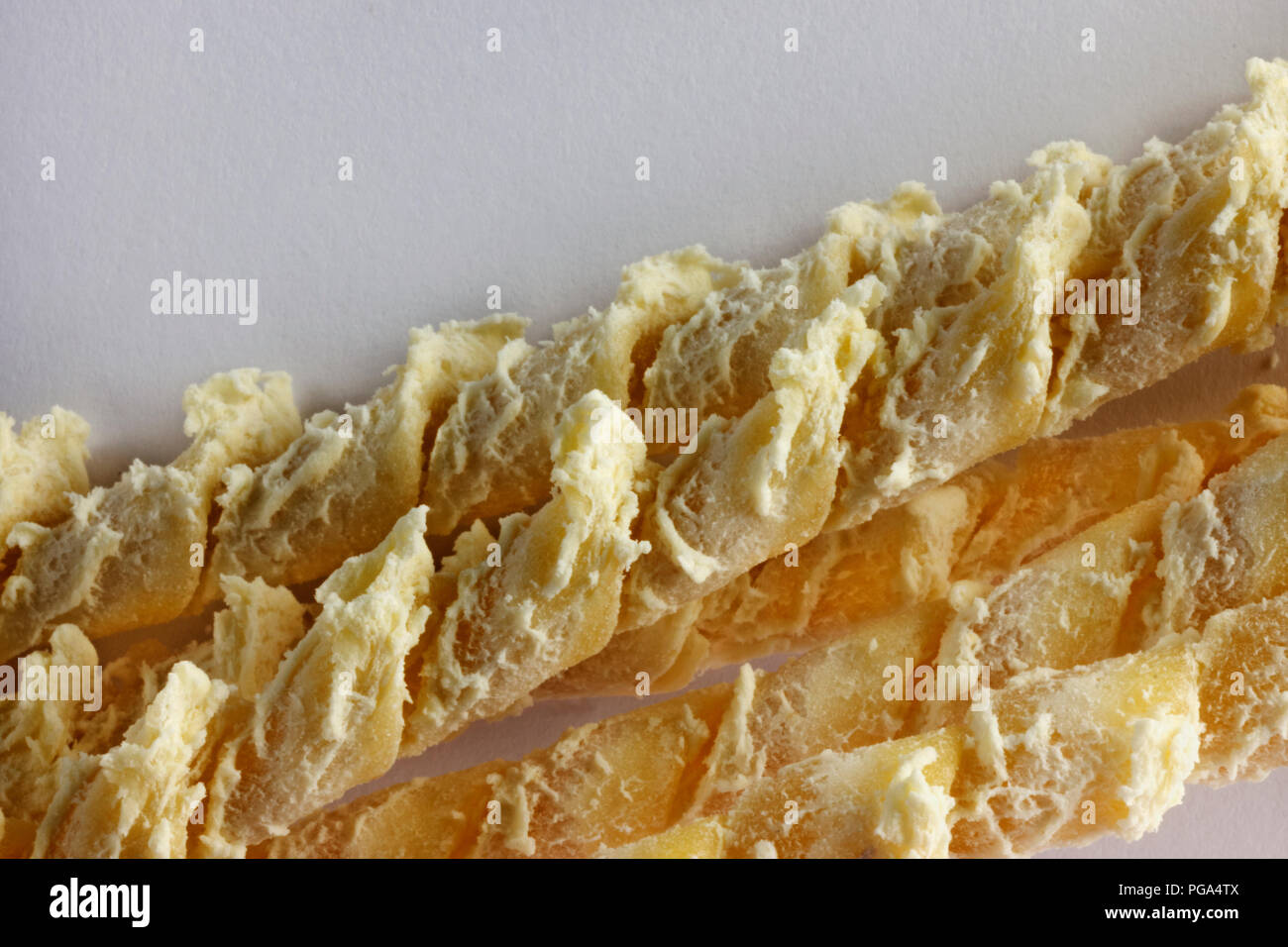 Sizilianische pasta busiate, verdrehen Stränge der Pasta auf einem weißen Hintergrund, studio Shot, Stockfoto