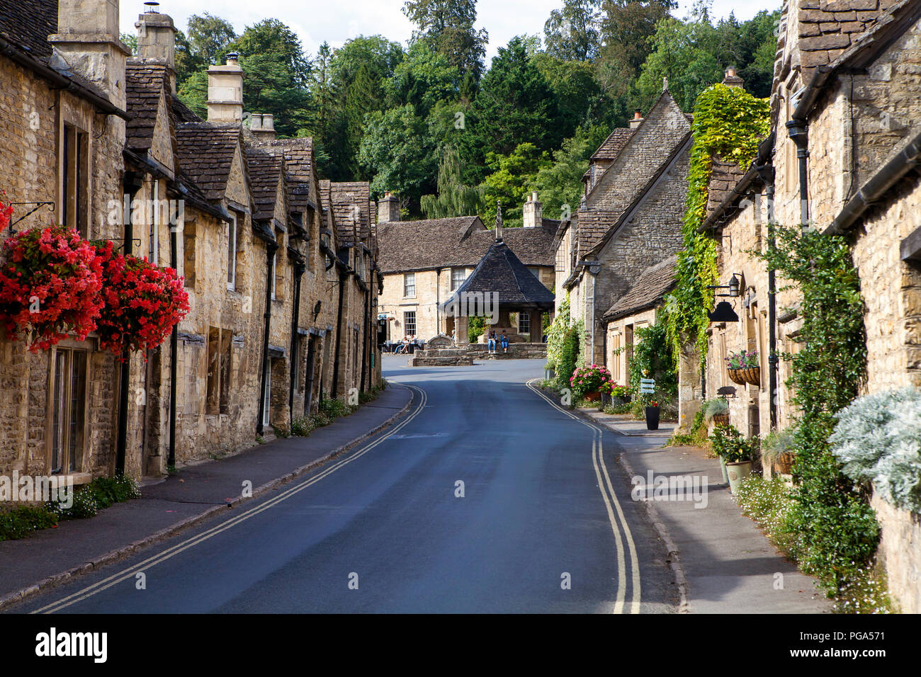 Castle Combe, Großbritannien - 9 August 2018: Castle Combe ist ein typisch englischen Dorf oft als "schönste Dorf in England benannt." Stockfoto