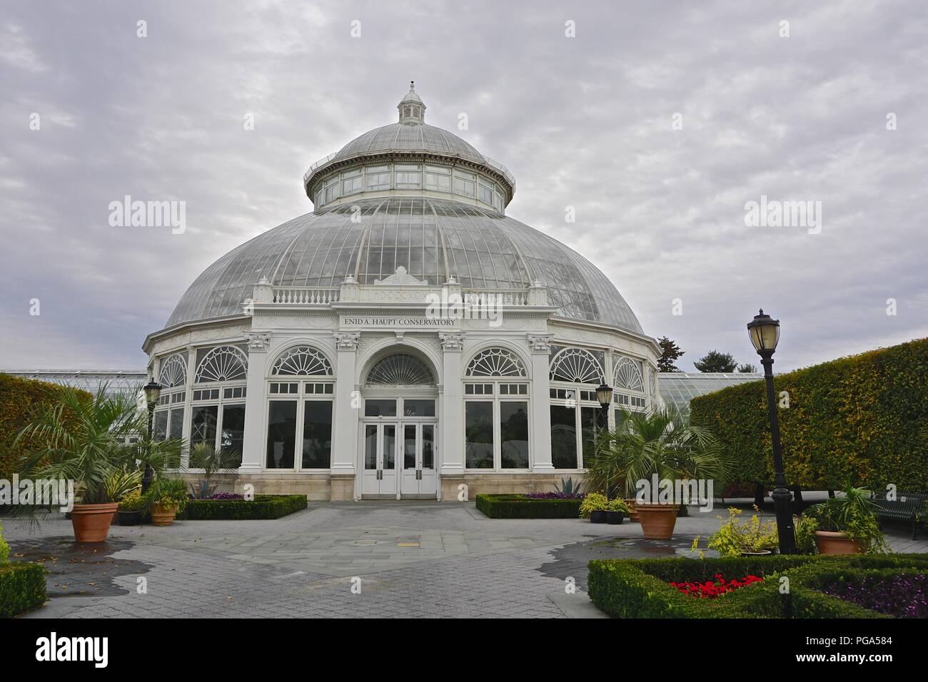 Die Enid A. Haupt Wintergarten (1902) in der New York Botanical Garden, wurde nach dem Palmenhaus im Botanischen Garten in Kew, England modelliert. Stockfoto