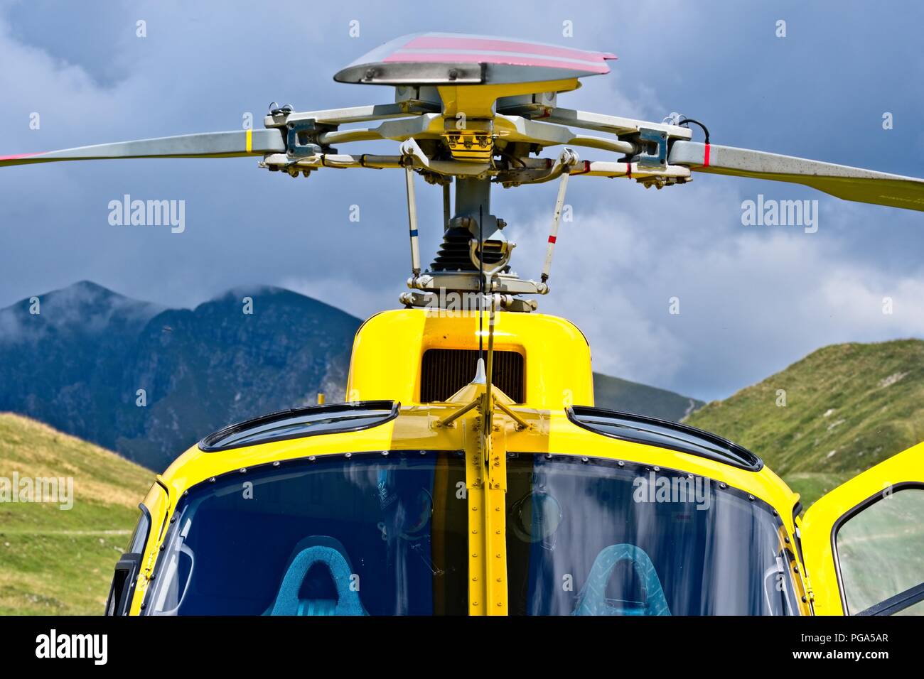 Gelbe Hubschrauber in der Nähe auf der Rotoren. Air Vehicle, errichtete Struktur, Gold, Hubschrauber, hergestellte Objekt Stockfoto
