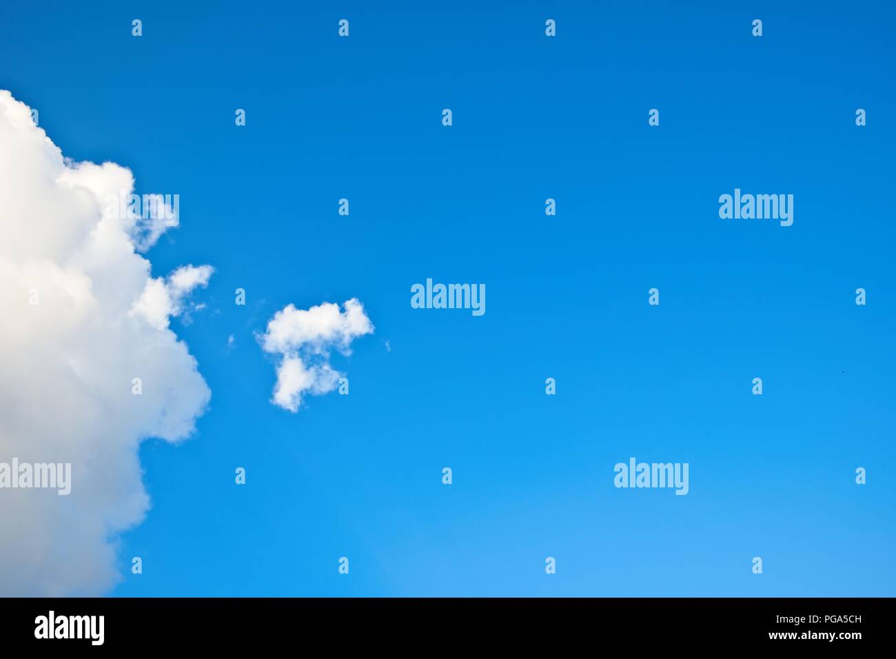 Himmel und Wolken super Hintergrund. Die Wolken sind auf der linken Seite und viel Platz für Text verlassen Stockfoto