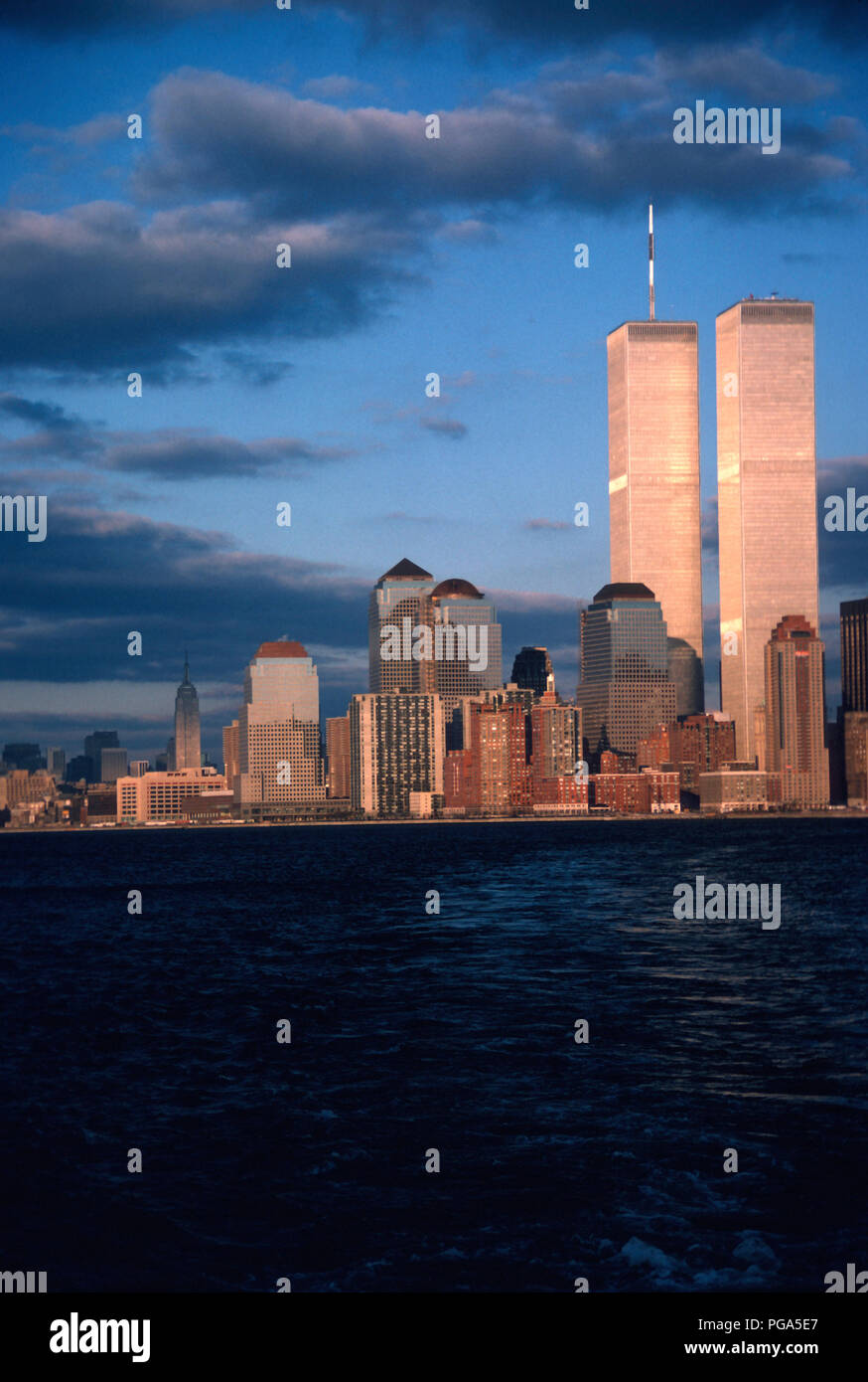 Jahrgang 1988 Blick auf Lower Manhattan Skyline mit Twin Towers des World Trade Center, New York, USA Stockfoto