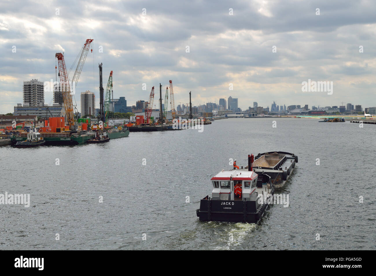 Bauarbeiten am Flughafen London City die Nutzung der Binnenschifffahrt Materialien von und zu der Arbeitsstelle bewegen Stockfoto