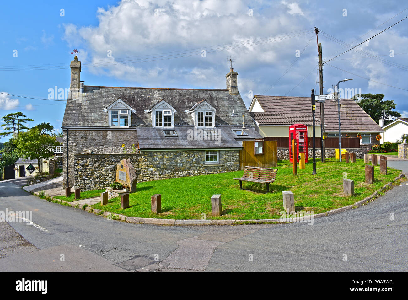 Die "grüne" in der Mitte des Colwinston in das Tal von Glamorgan, Wales. Mit alten roten Telefon Kiosk, ehemalige Schulgebäude und War Memorial. Stockfoto