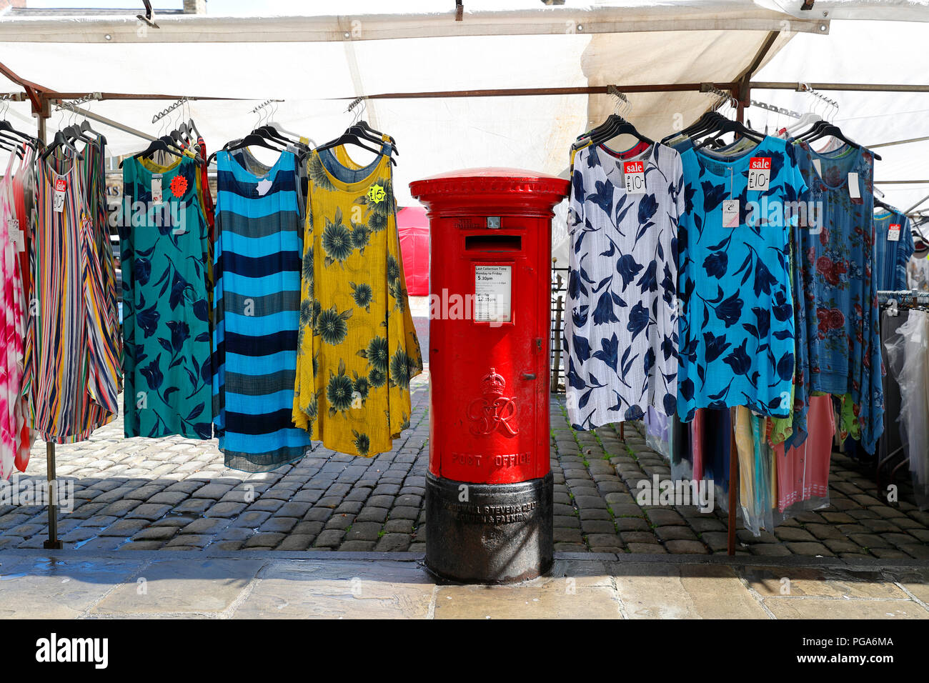 Ein Kleid stall errichtet wird, die um einen Royal Mail Post Box auf Skipton Market Stockfoto