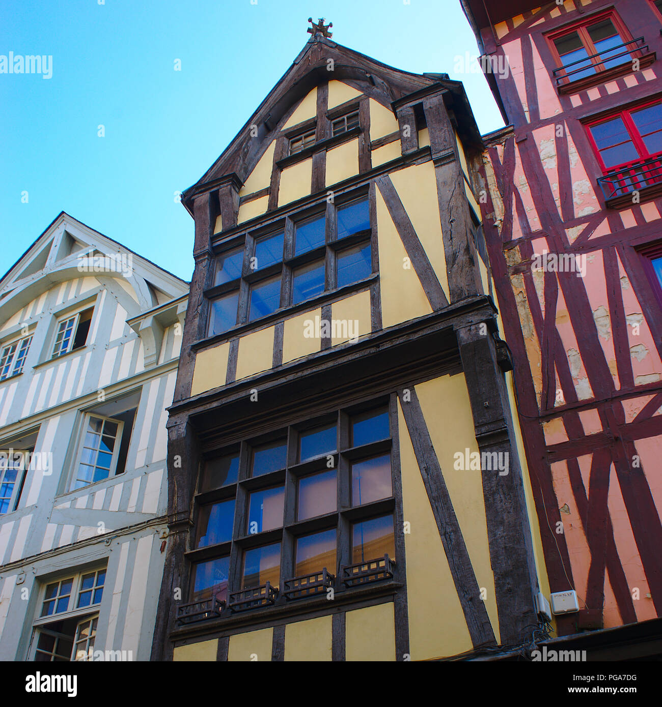 Rouen, Rue du Gros Horloge, renovierten Fachwerkhäusern Stockfoto