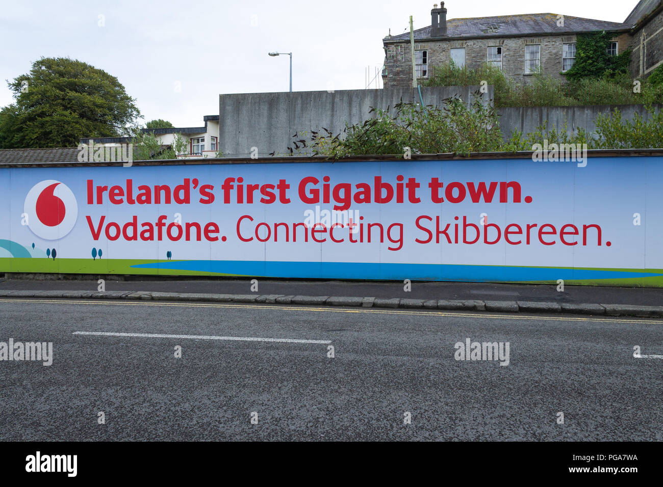 Vodafone Logo auf einer Werbetafel oder Werbetafel. Skibbereen, West Cork, Irland Stockfoto
