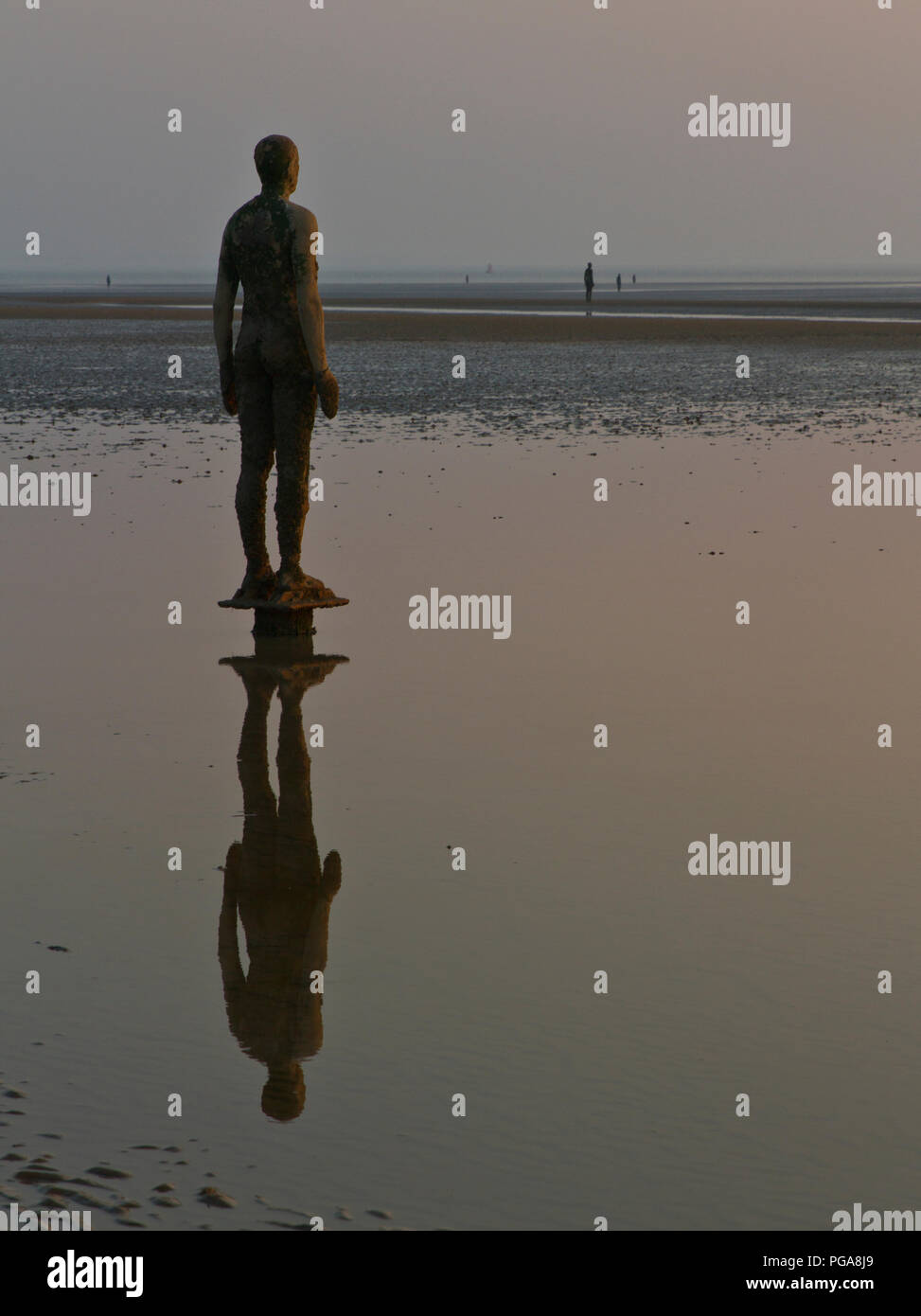 Antony Gormley Statuen stehen am Crosby Beach für den Tide zurück zu rollen. Stockfoto