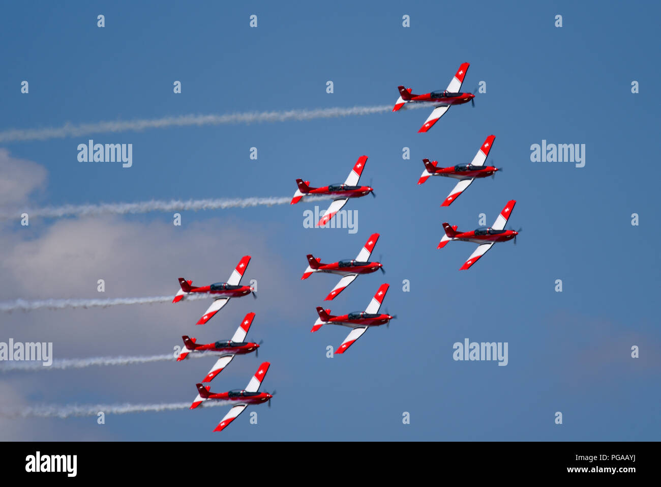 Swiss PC-7 Team Kunstflugteam fliegt auf der RIAT Royal International Air Tattoo Airshow in RAF Fairford, Großbritannien. Team anzeigen. Blauer Himmel Stockfoto