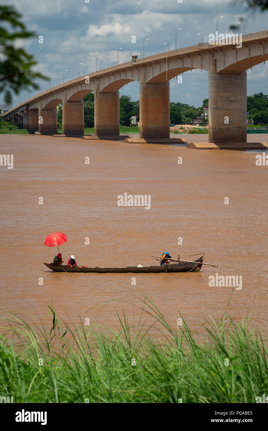 Die kizuna (Brücke der Freundschaft), Khmer-Japanese gesehen, seit der Östlichen Mekong Bank, bei Kampong Cham (Kambodscha, Asien). Kambodschanischen Modernität. Stockfoto