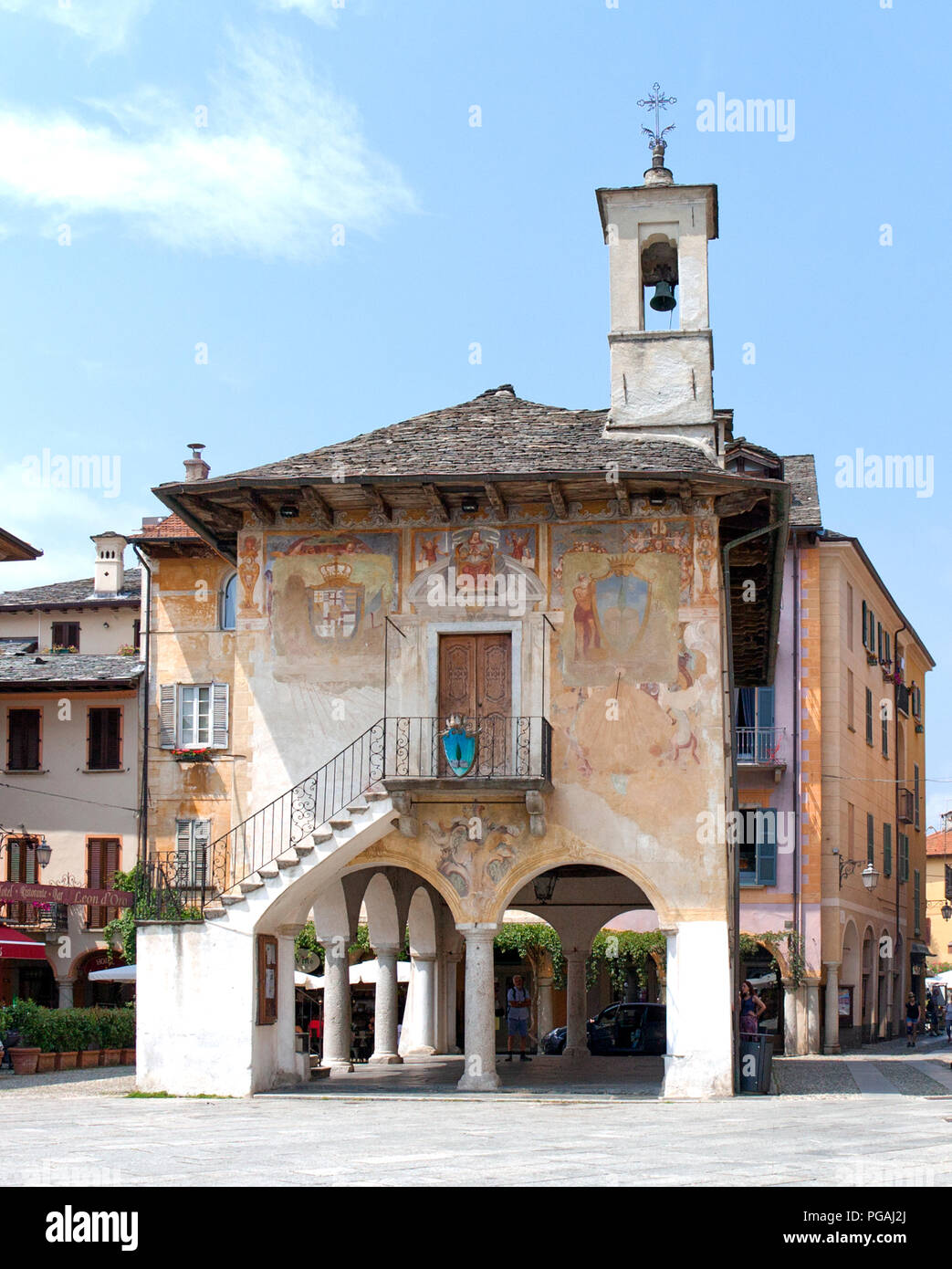 Wikipedia: "... die broletto oder Gemeinschaft Palast der San Giulio Riviera, zurückgehend bis 1582, bestehend aus einem Portikus im Erdgeschoss, verwendet für Stockfoto