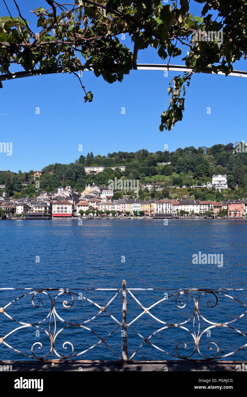 Orta San Giulia, einem malerischen Dorf am Lago d'Orta im nördlichen Italien Piemont district, ab Isola San Giulio, einer Insel vor der Küste widmet Stockfoto