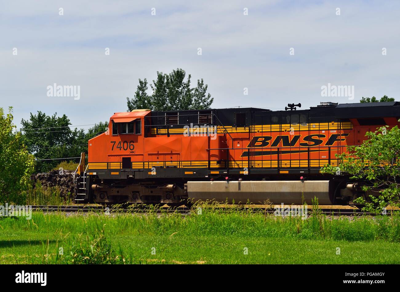 Neponset, Illinois, USA. Ein Burlington Northern Santa Fe Güterzug auf dem Weg Richtung Westen aus Chicago, die durch Neponset. Stockfoto