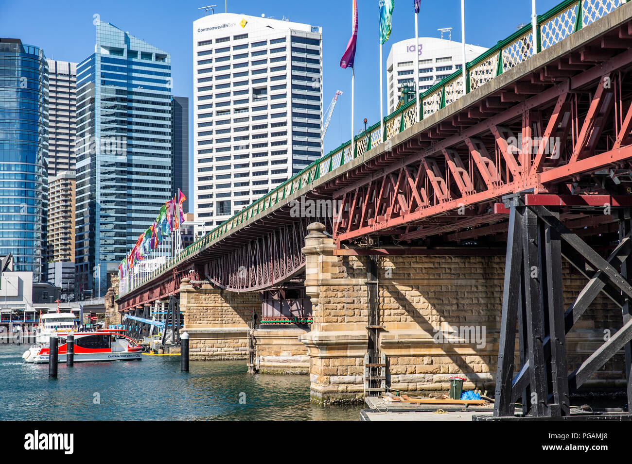Pyrmont Bridge in Sydney Darling Harbour, mit Sicht auf die City Skyline, Sydney, Australien Stockfoto