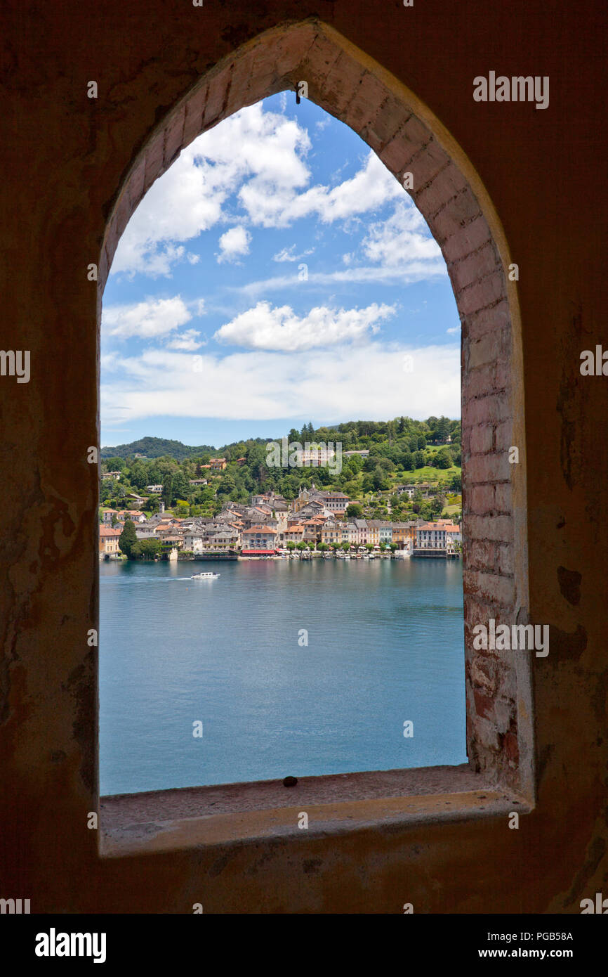 Anzeigen von Orta San Giulio von Isola San Giulio Orta See, Lombardei, Italien. Stockfoto