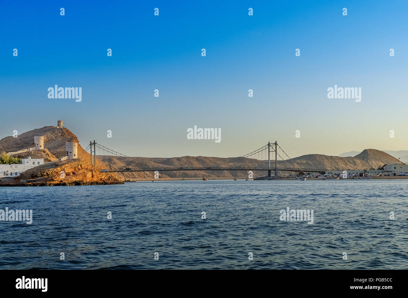 Anzeigen von Khor Al Batah Brücke und drei Wachtürme in Sur Oman Stockfoto