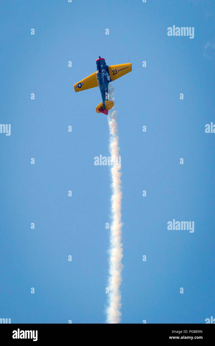 Jim Beasley jr., Air Force Heritage Flight Foundation Gründungsmitglied/Pilot, fliegt seine SNJ-5 Texan am 2018 Atlantic City International Airshow" 16. jährlichen Donner über den Boardwalk" in Atlantic City, New Jersey, 22.08.2018. Die Snj-5 ist eine Variante des T-6 Texan Advanced Trainer Flugzeuge Piloten aus dem Zweiten Weltkrieg zu trainieren, bis in die 70er Jahre. (New Jersey National Guard Foto von Mark C. Olsen) Stockfoto