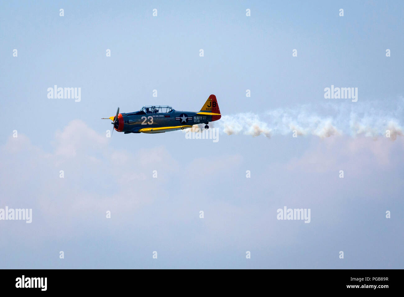 Jim Beasley jr., Air Force Heritage Flight Foundation Gründungsmitglied/Pilot, fliegt seine SNJ-5 Texan am 2018 Atlantic City International Airshow" 16. jährlichen Donner über den Boardwalk" in Atlantic City, New Jersey, 22.08.2018. Die Snj-5 ist eine Variante des T-6 Texan Advanced Trainer Flugzeuge Piloten aus dem Zweiten Weltkrieg zu trainieren, bis in die 70er Jahre. (New Jersey National Guard Foto von Mark C. Olsen) Stockfoto
