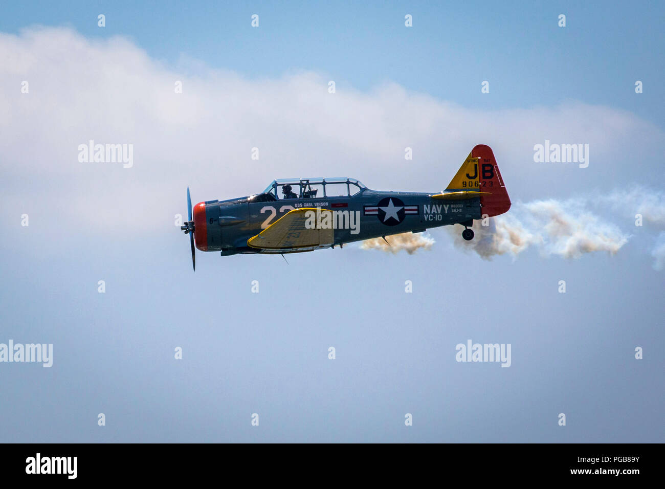 Jim Beasley jr., Air Force Heritage Flight Foundation Gründungsmitglied/Pilot, fliegt seine SNJ-5 Texan am 2018 Atlantic City International Airshow" 16. jährlichen Donner über den Boardwalk" in Atlantic City, New Jersey, 22.08.2018. Die Snj-5 ist eine Variante des T-6 Texan Advanced Trainer Flugzeuge Piloten aus dem Zweiten Weltkrieg zu trainieren, bis in die 70er Jahre. (New Jersey National Guard Foto von Mark C. Olsen) Stockfoto
