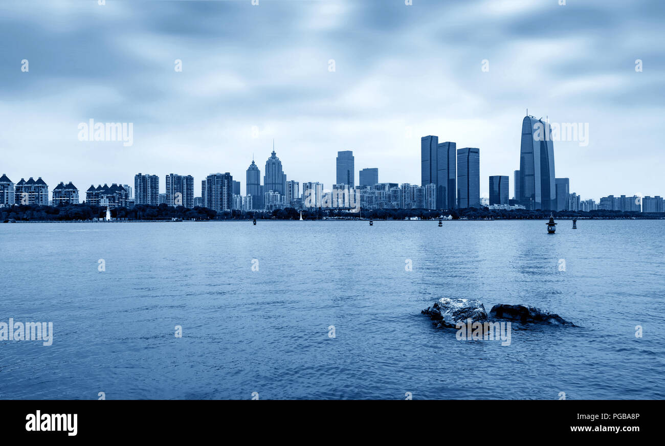 Das Tor des Orients durch die Jinji See in Suzhou, China. Stockfoto