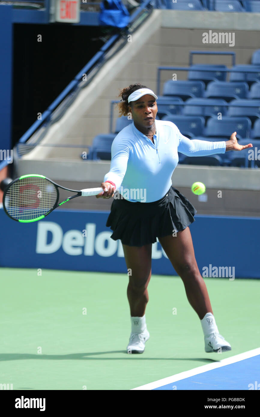 23 Grand-Slam-champion Serena Williams Praktiken für die 2018 US Open bei Billie Jean King National Tennis Center Stockfoto