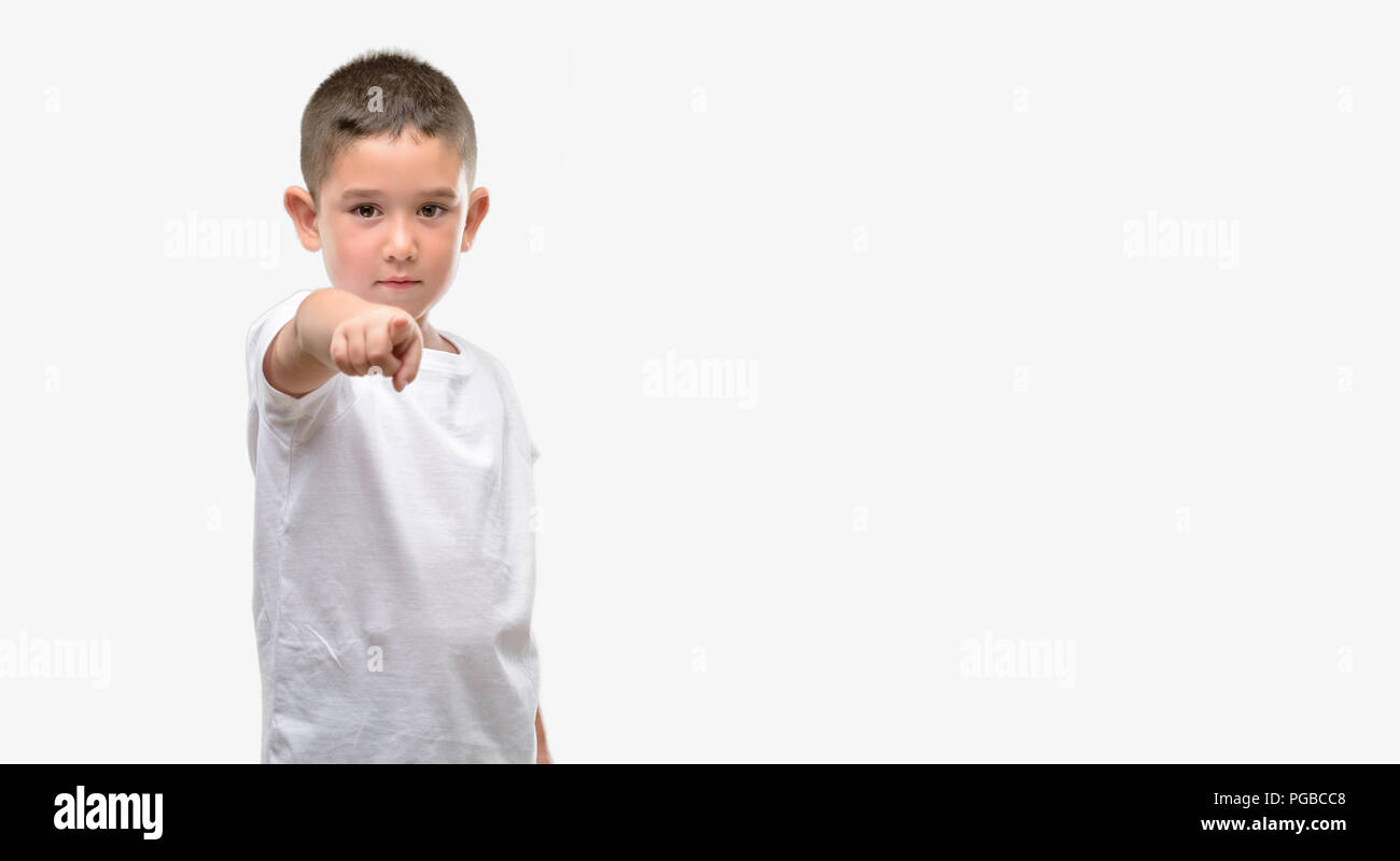 Dunkelhaarige Kleine Kind Mit Dem Finger Auf Die Kamera Und Zu Ihnen Zeigt Handzeichen Positiv Und Zuversichtlich Geste Von Vorne Stockfotografie Alamy