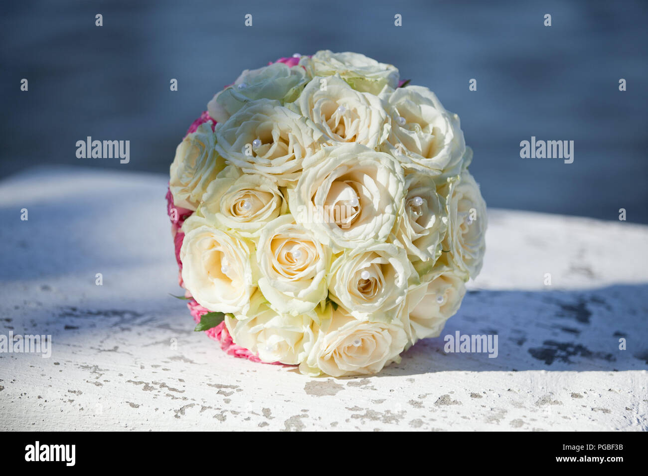 Schönen Blumenstrauß für die Braut ausgeführt von hellbeige Rosen Stockfoto