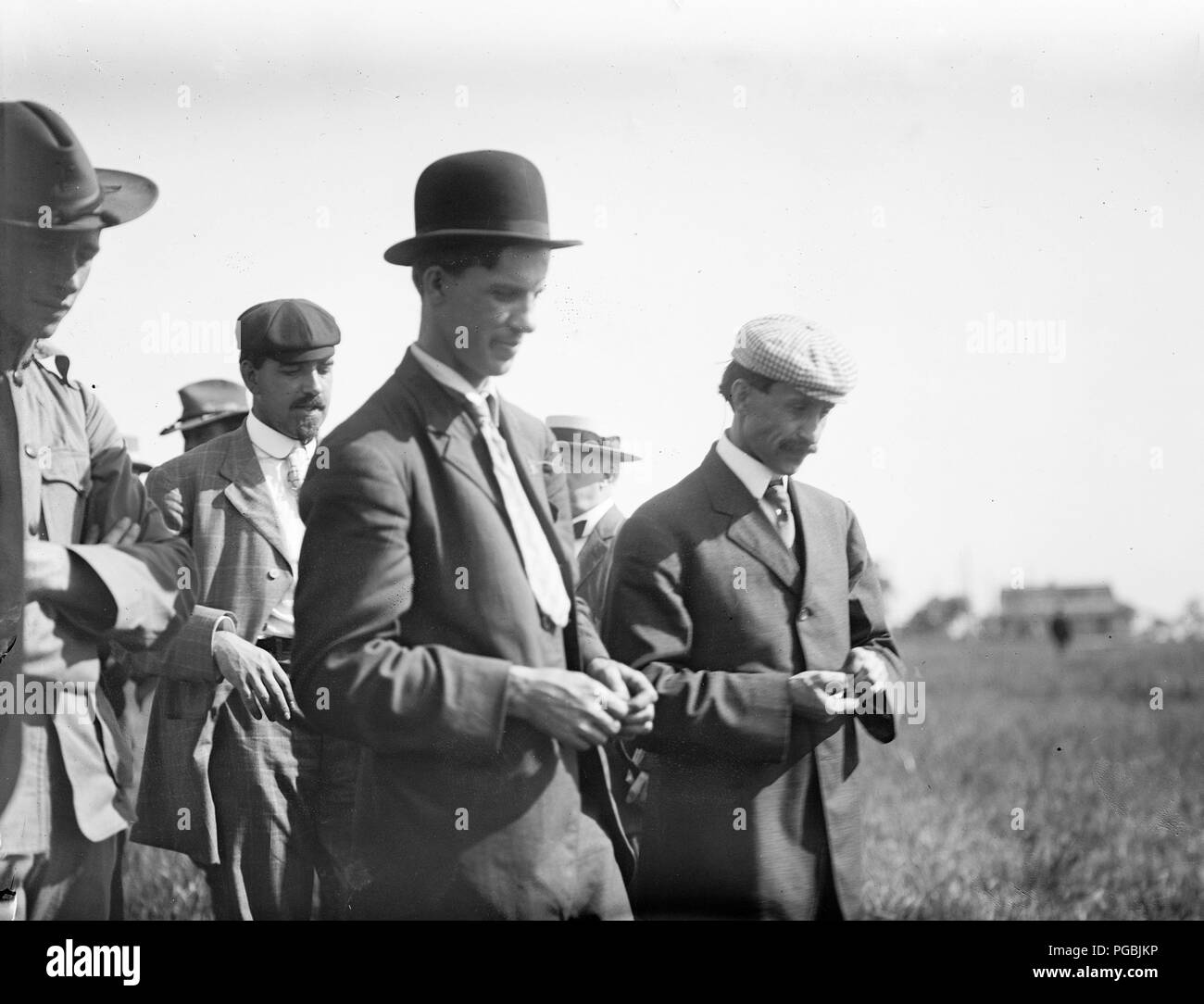 Orville Wright 1908 (Mann auf der rechten Seite) Wilbur wahrscheinlich neben ihm auf der linken Seite Stockfoto