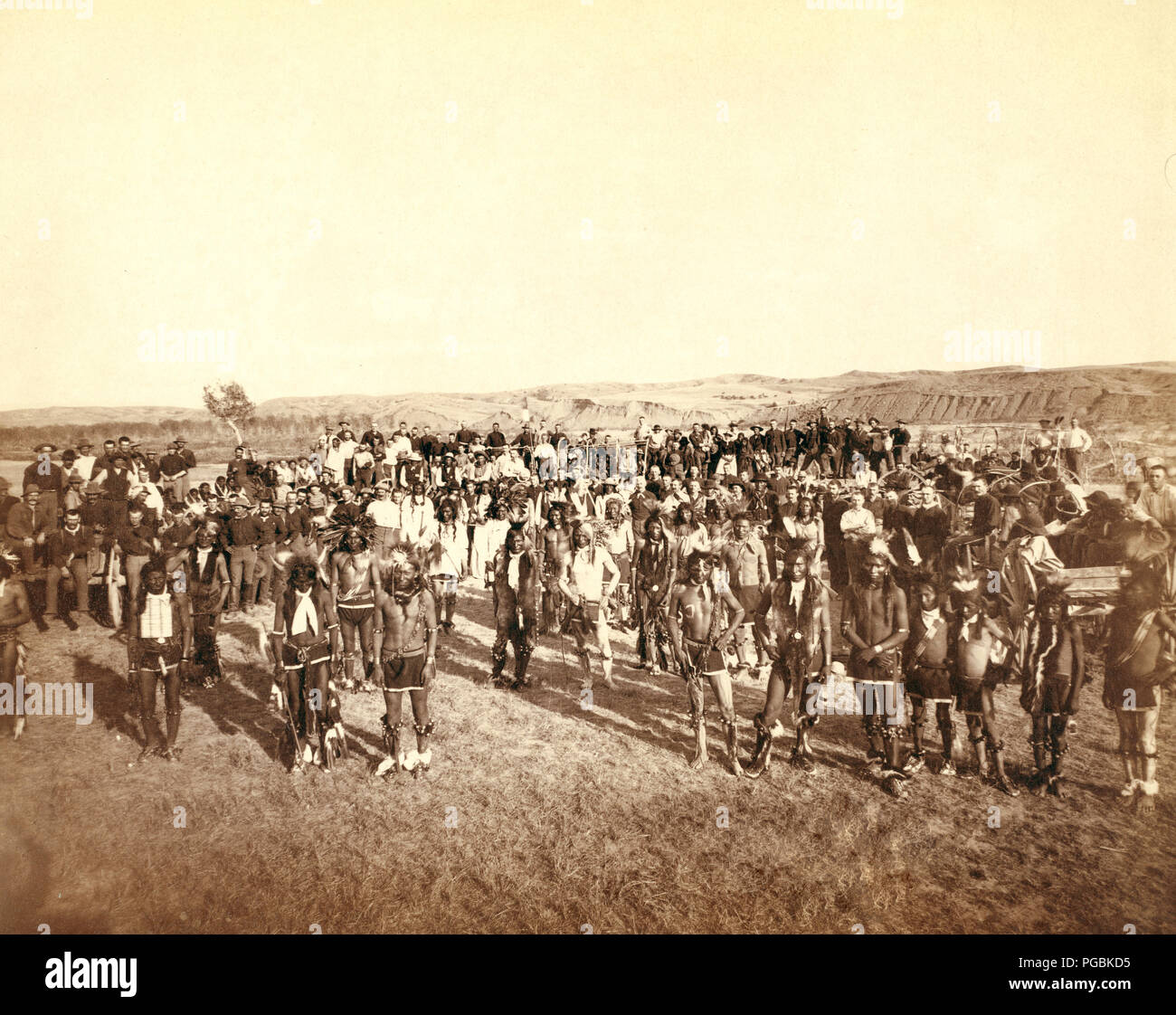 Group Portrait von Big Foot (Miniconjou) band und Bundeswehr Männer, in einem offenen Feld, an der Basis Tanz auf dem Cheyenne River, S.D. - auf oder in der Nähe von Cheyenne River Indian Reservation. Stockfoto