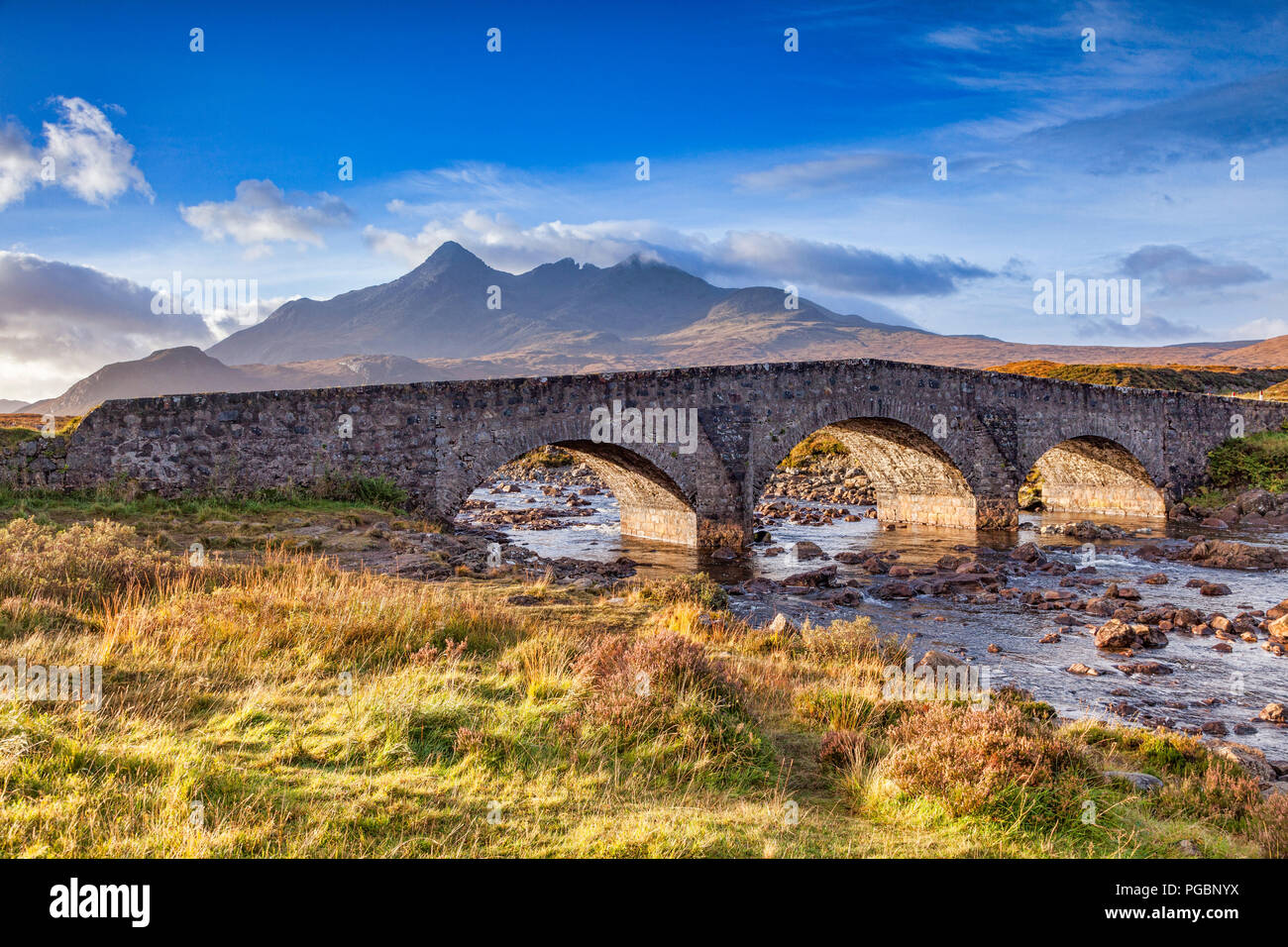 Die alte Brücke bei Sligachan und der Cuillins, Isle of Skye, Innere Hebriden, Highland, Schottland, UK Stockfoto