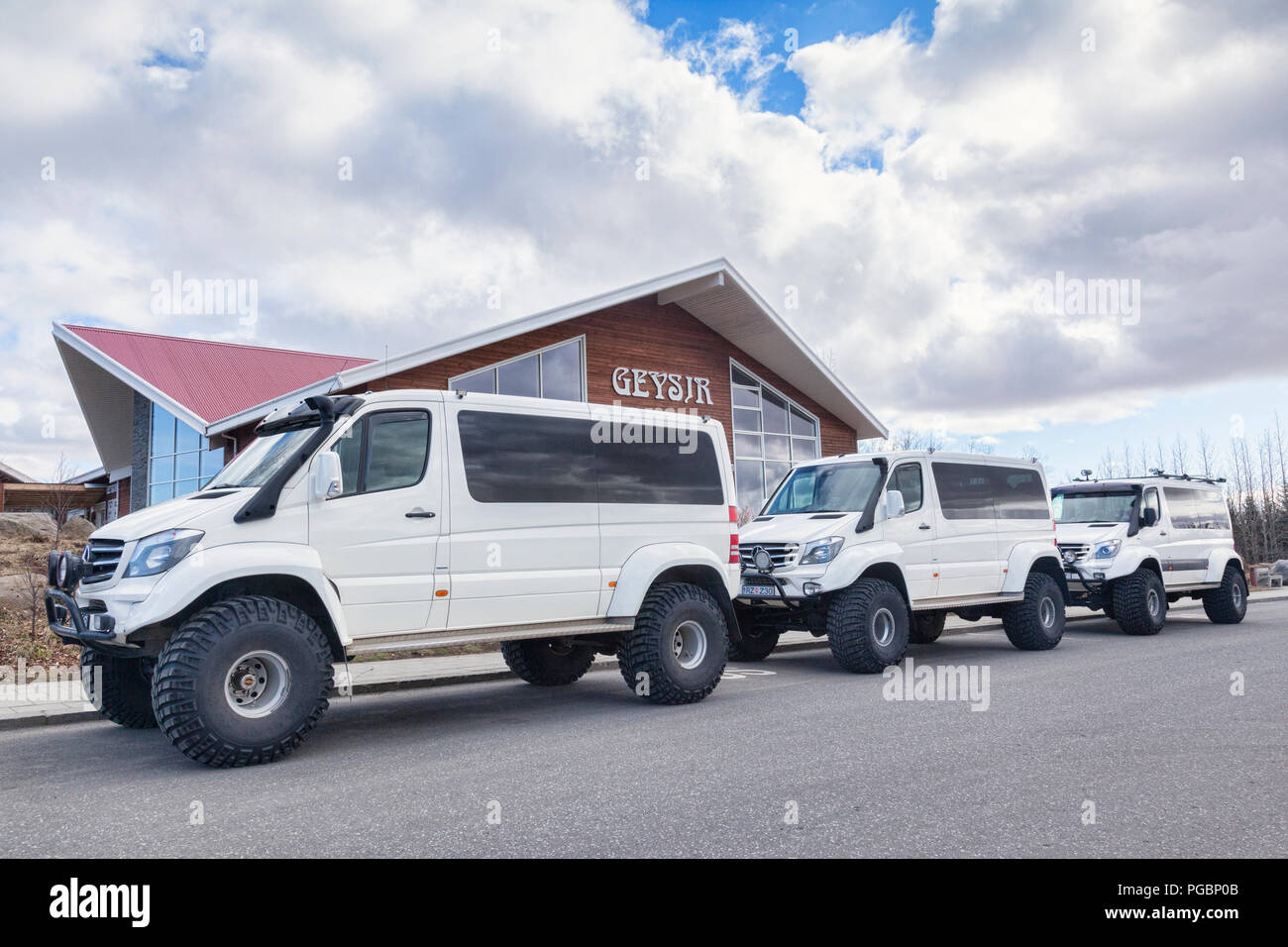 20. April 2018: Geysir, Island - Drei große Off-Road-Fahrzeuge aufgereiht im Geysir. Stockfoto