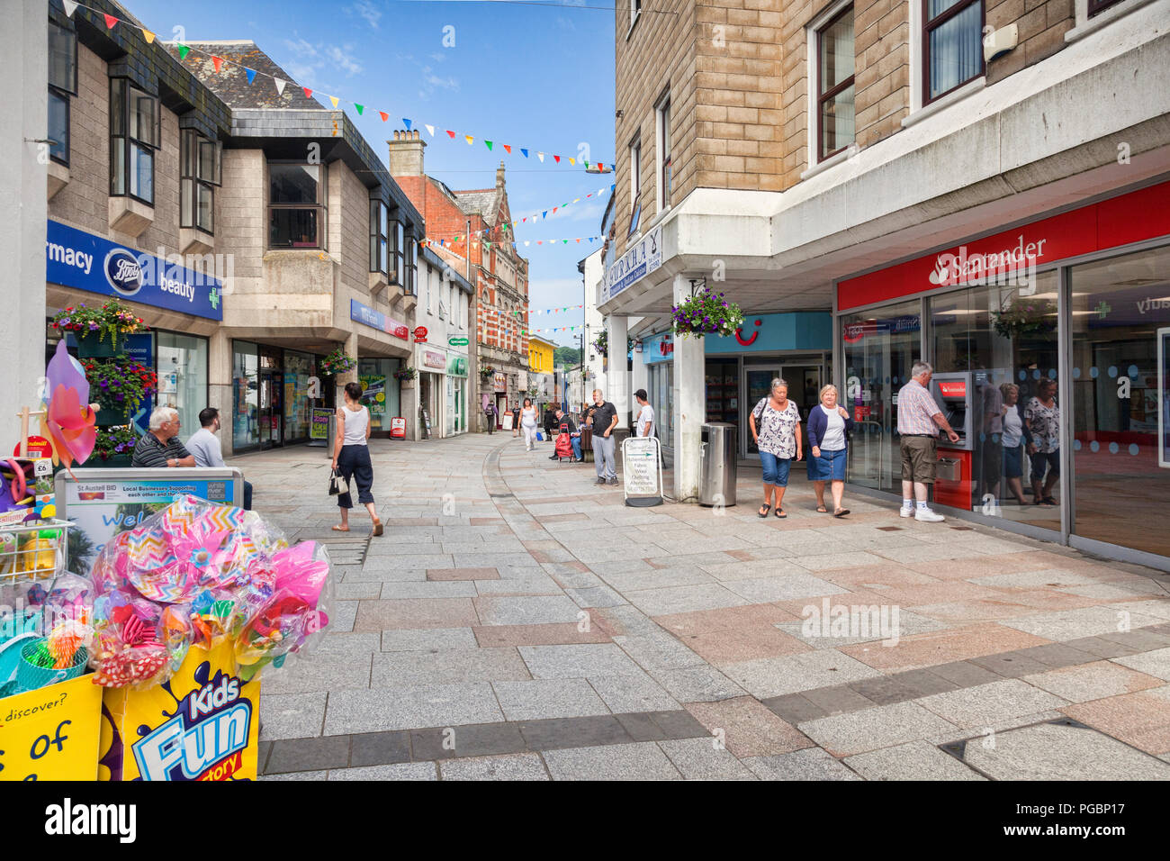 11. Juni 2018: St Austell, Cornwall, Großbritannien - Einkaufen in Fore Street. Stockfoto