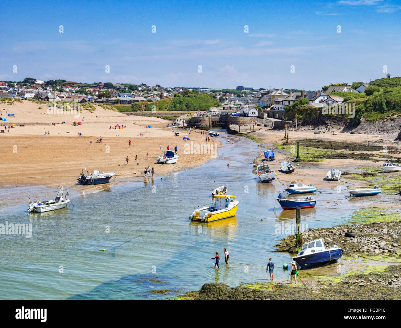Vom 7. Juli 2018: Bude, Cornwall, Großbritannien - Der Kanal bei Ebbe, wie Urlauber die anhaltende warme Wetter zu genießen. Stockfoto
