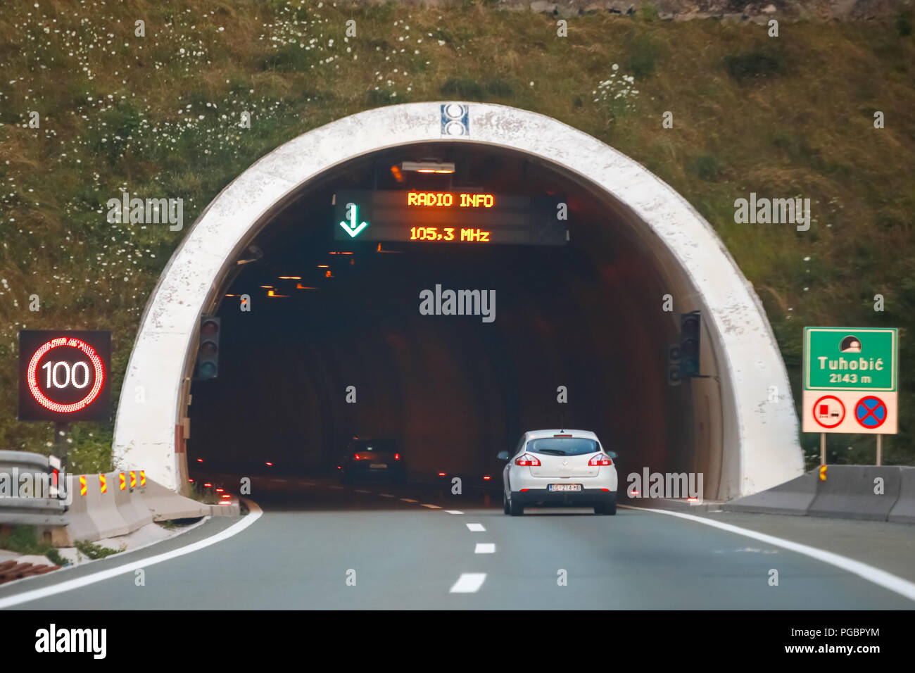 Tuhobic, Kroatien - August 1th, 2018: weißes Auto fahren in den tunnel Tuhobic mit Höchstgeschwindigkeit von 100 km/h im Tuhobic, Kroatien. Stockfoto