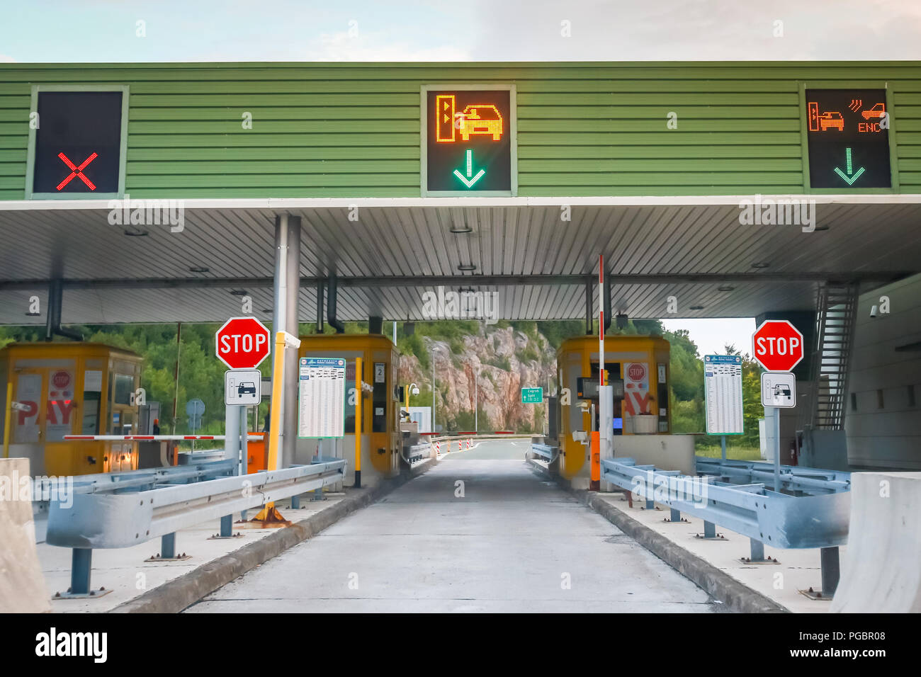 Ostrovica, Kroatien - August 1th, 2018: Autos fahren auf der Autobahn Mautstelle Ostrovica bei Sonnenuntergang in Ostrovica, Kroatien. Stockfoto