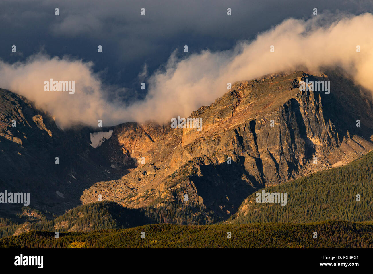 Wolke bedeckte Gipfel der Rocky Mountains, Colorado, USA Stockfoto