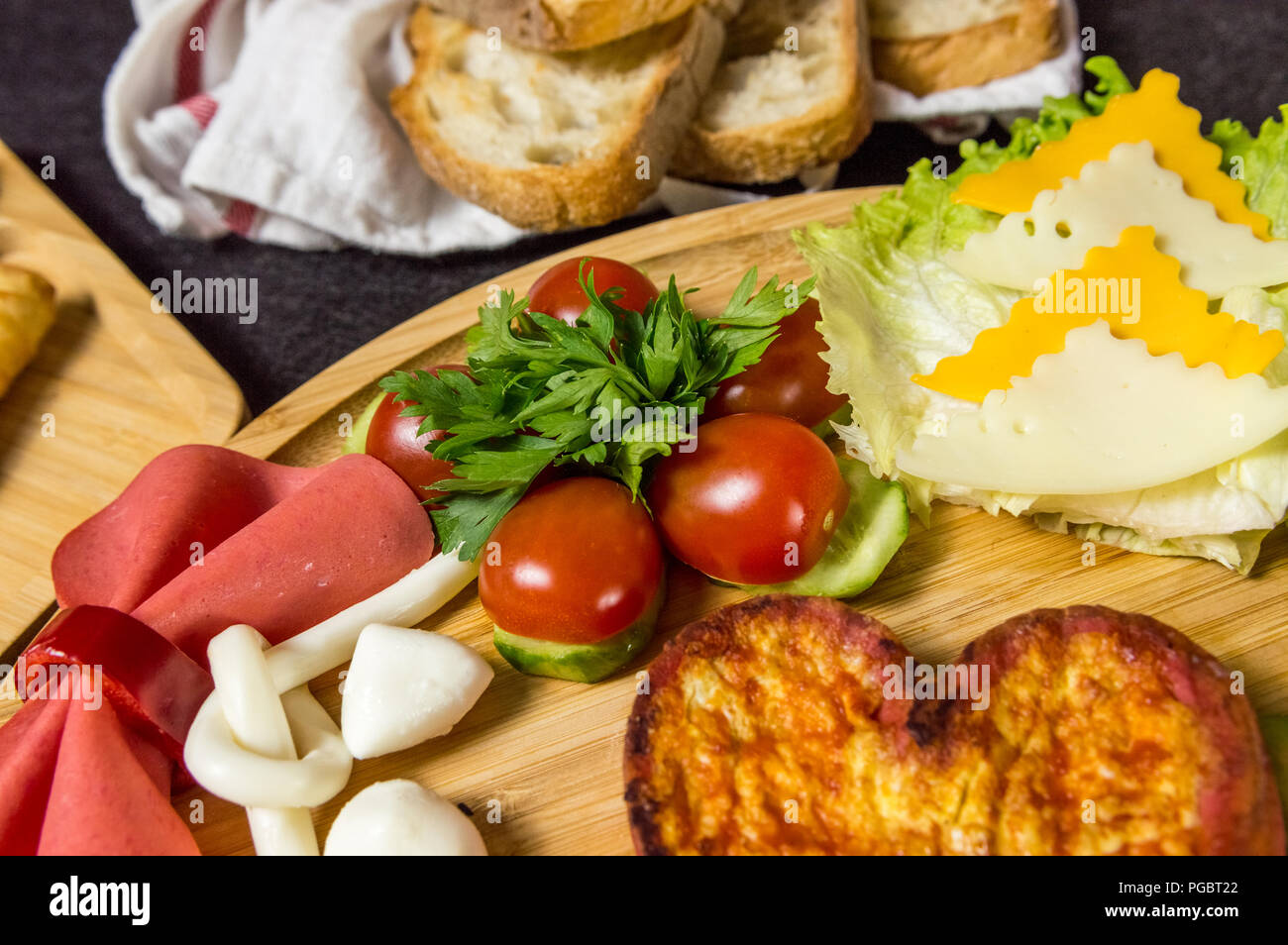 Nahaufnahme von einem traditionellen türkischen Frühstück mit Käse, Salami, Tomate, Gurke und Brot serviert. Stockfoto