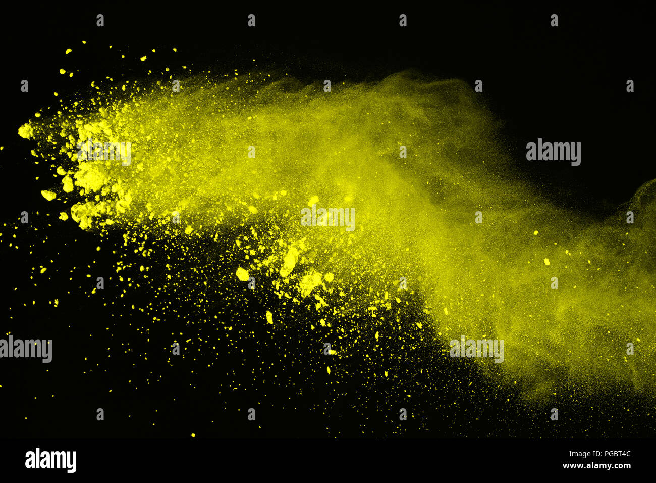 Zusammenfassung von gelbes Pulver Explosion auf schwarzen Hintergrund. Gelbes Pulver, blindlings zu isolieren. Farbige cloud. Farbige Staub explodieren. Farbe Holi. Stockfoto