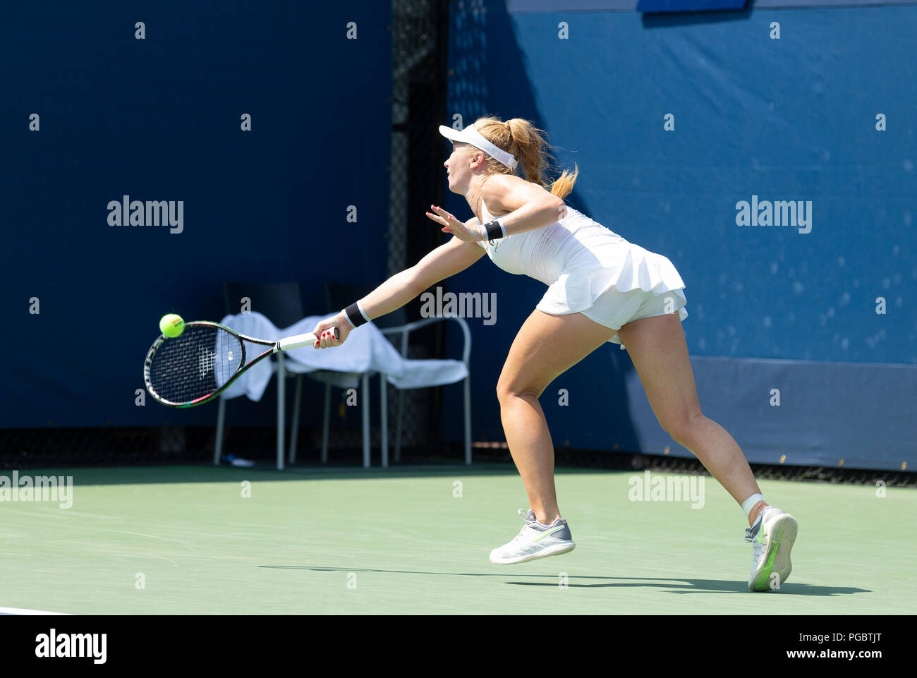 Julia Gluschko Israel liefert Kugel während qualifizierender Tag 4 gegen Anastasia Potapova Russlands am US Open Tennis Meisterschaft an USTA Billie Jean King National Tennis Center (Foto von Lew Radin/Pacific Press) Stockfoto